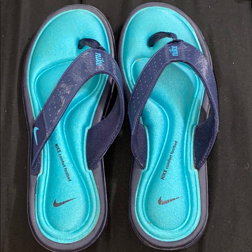 nike comforted flip flops size 7